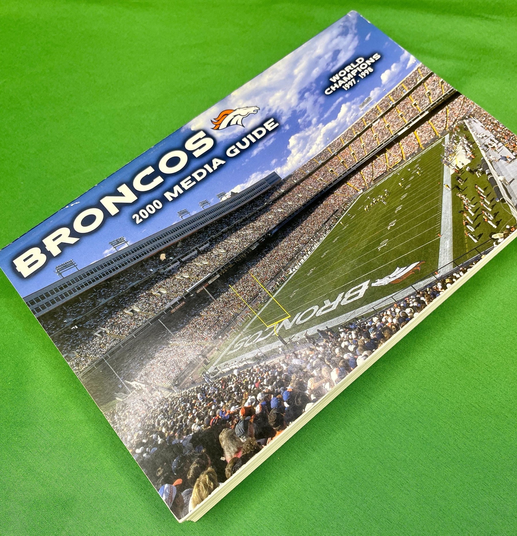 NFL Denver Broncos Vintage 2000 Media Guide Press Book Collectable