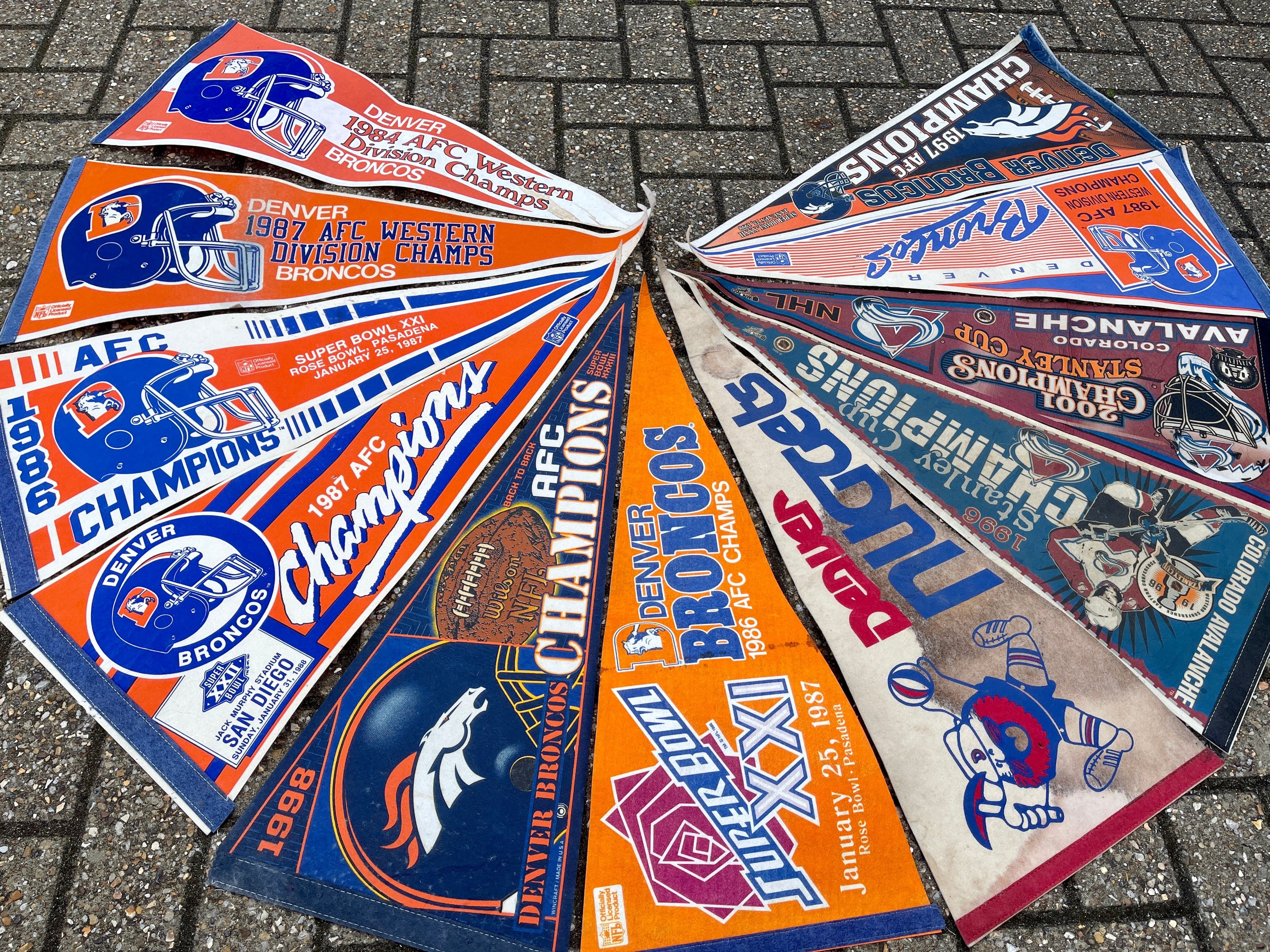 Vintage 1998 NFL Denver Broncos Super Bowl XXXII Champions Football Pennant