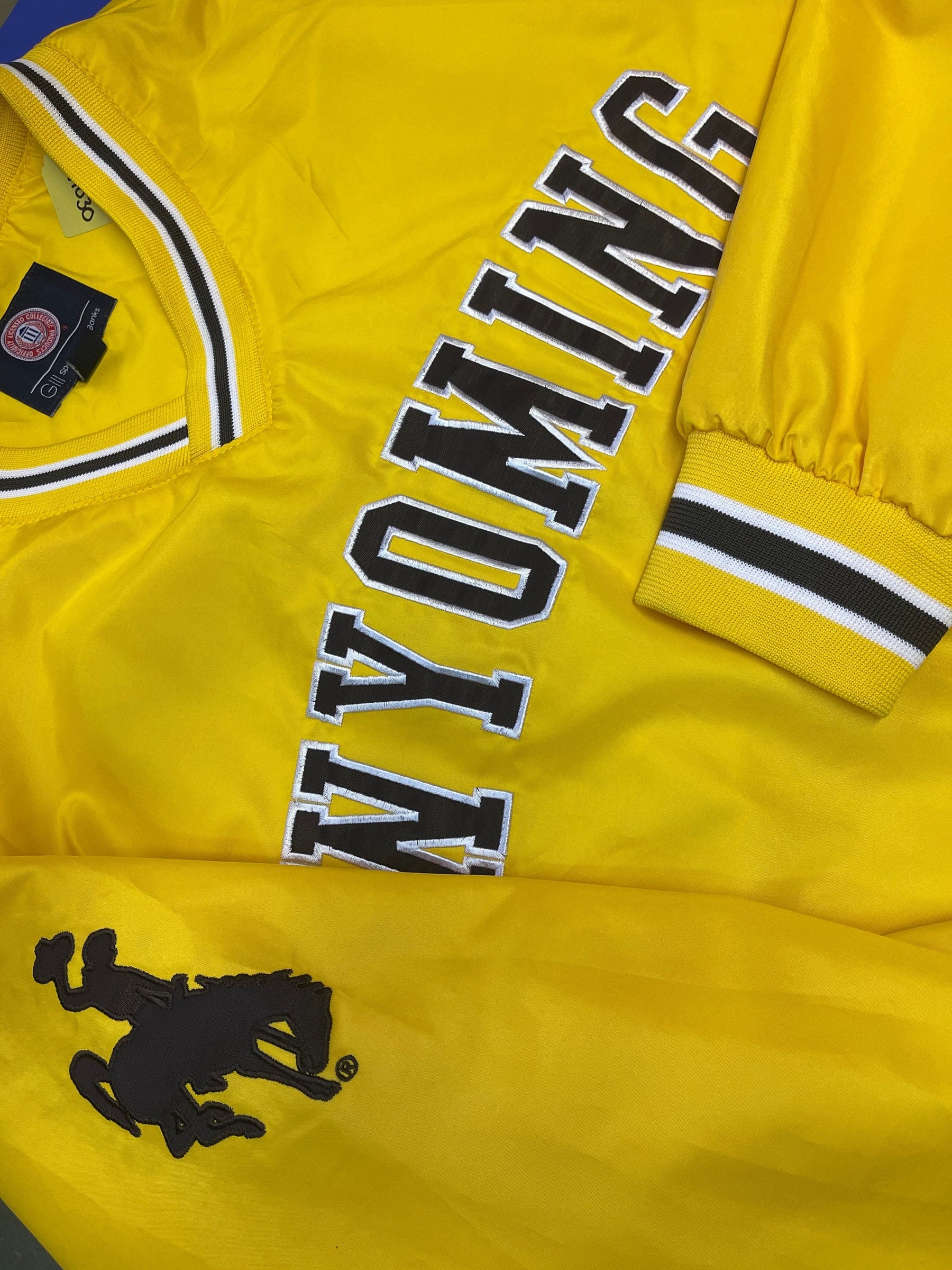 NCAA Wyoming Cowboys GIII Yellow Pullover Men's Large