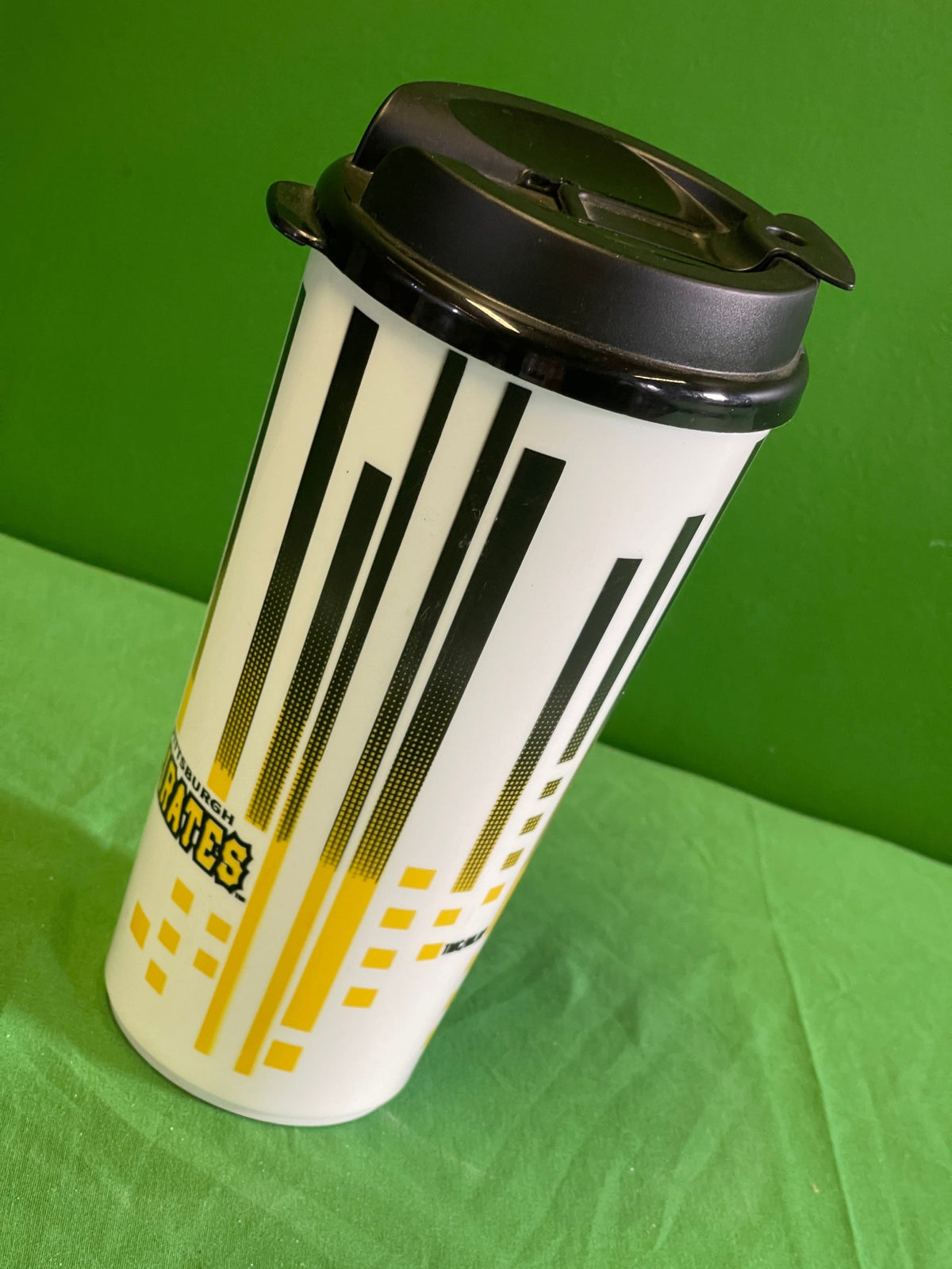 MLB Pittsburgh Pirates 32 oz Plastic Tumbler w/Lid NWT