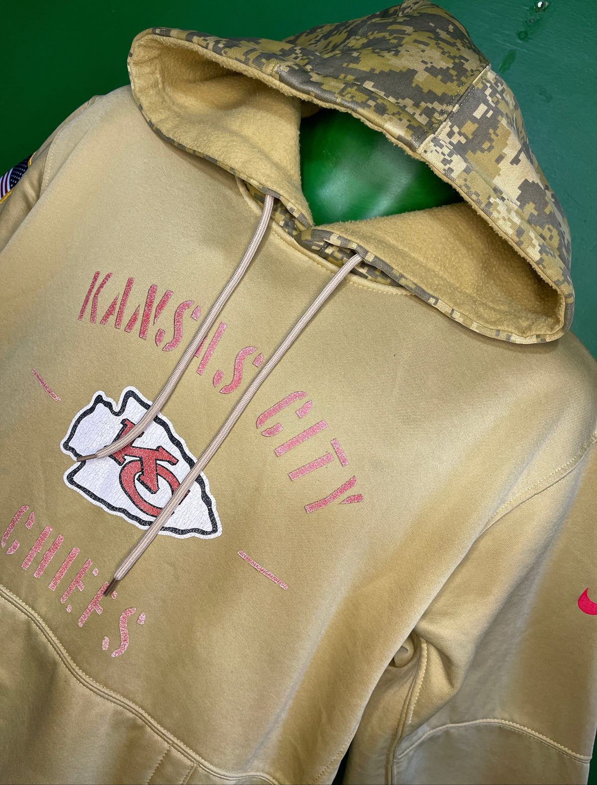 NFL Kansas City Chiefs Salute 2 Service Pullover Hoodie Sweatshirt Men's Large