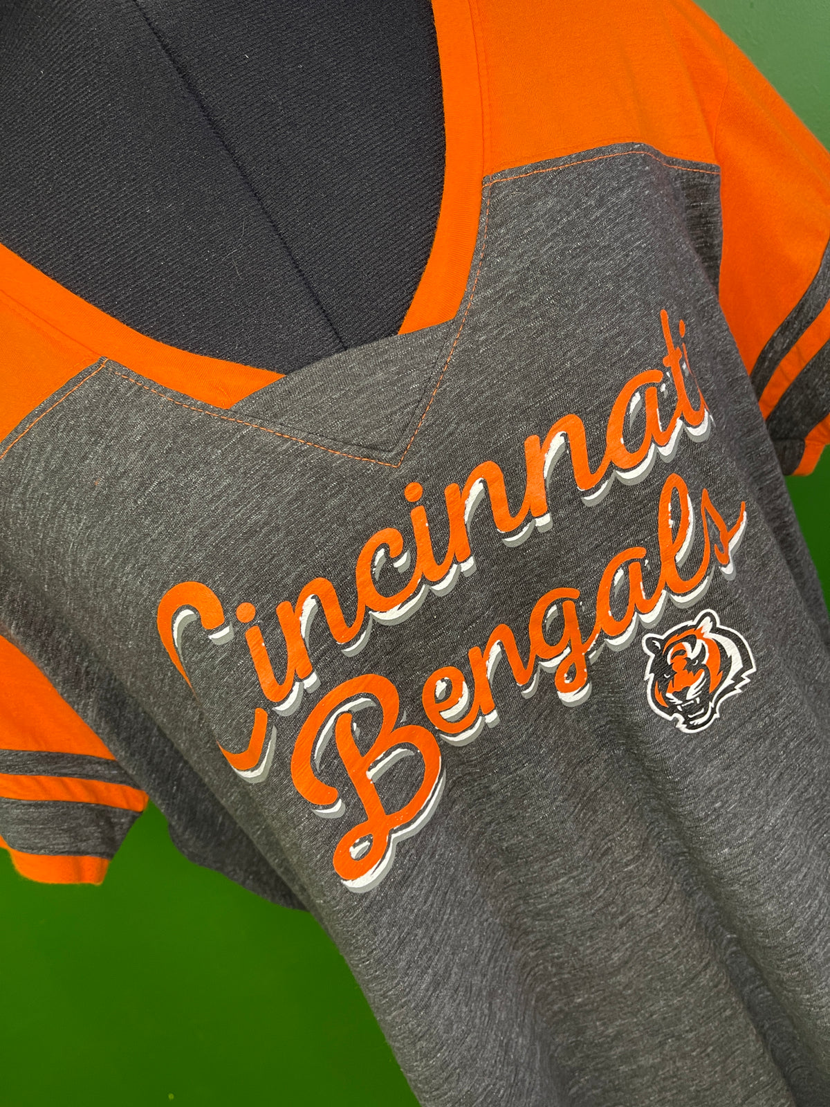 NFL Cincinnati Bengals Majestic V-neck T-Shirt Women's X-Large