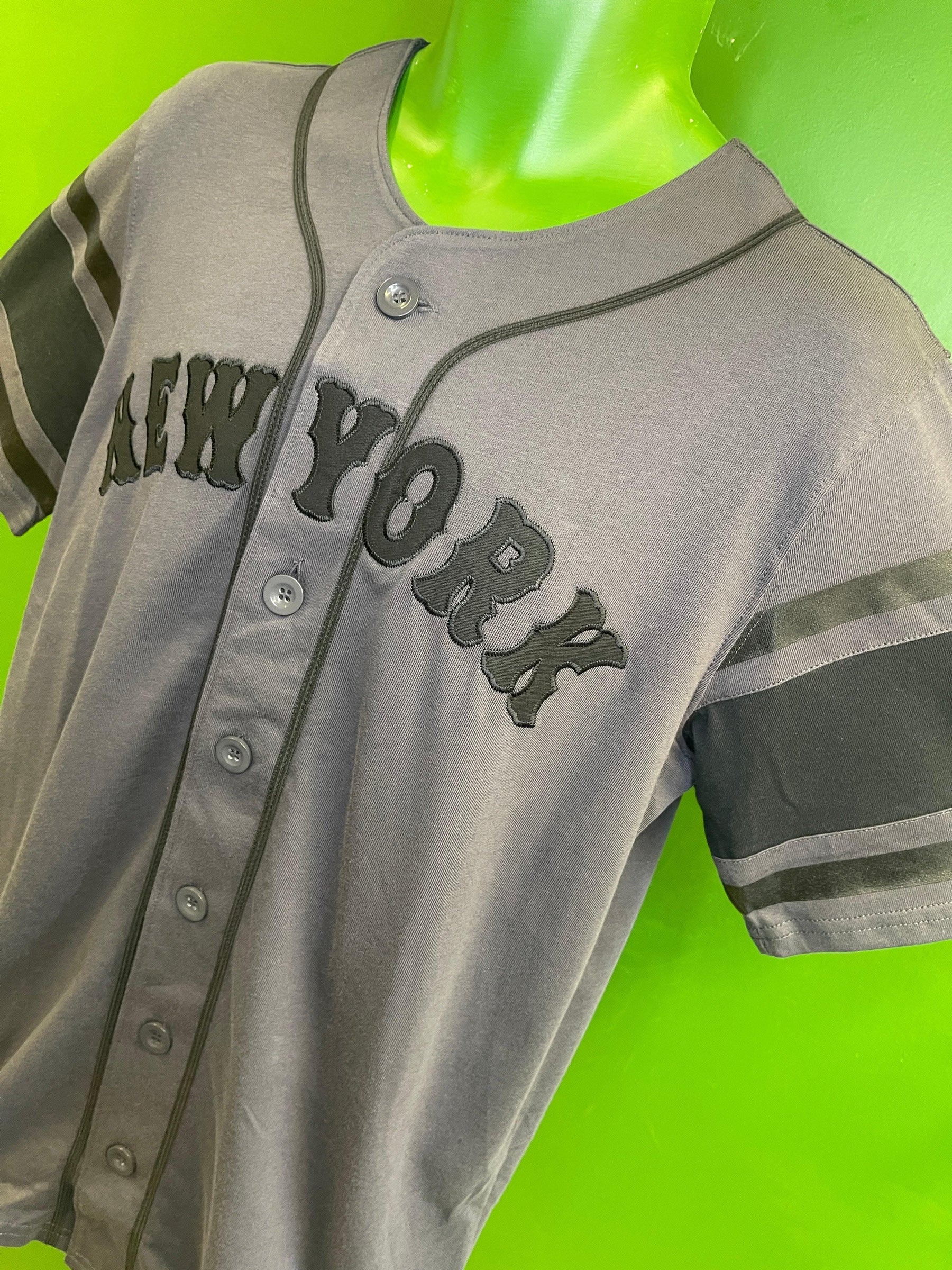 MLB New York Yankees 100% Cotton Monochrome Team Jersey Men's Medium NWT