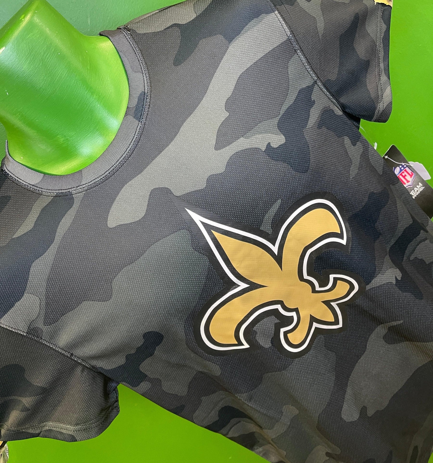 NFL New Orleans Saints Camo Large Logo T-Shirt Men's Small NWT