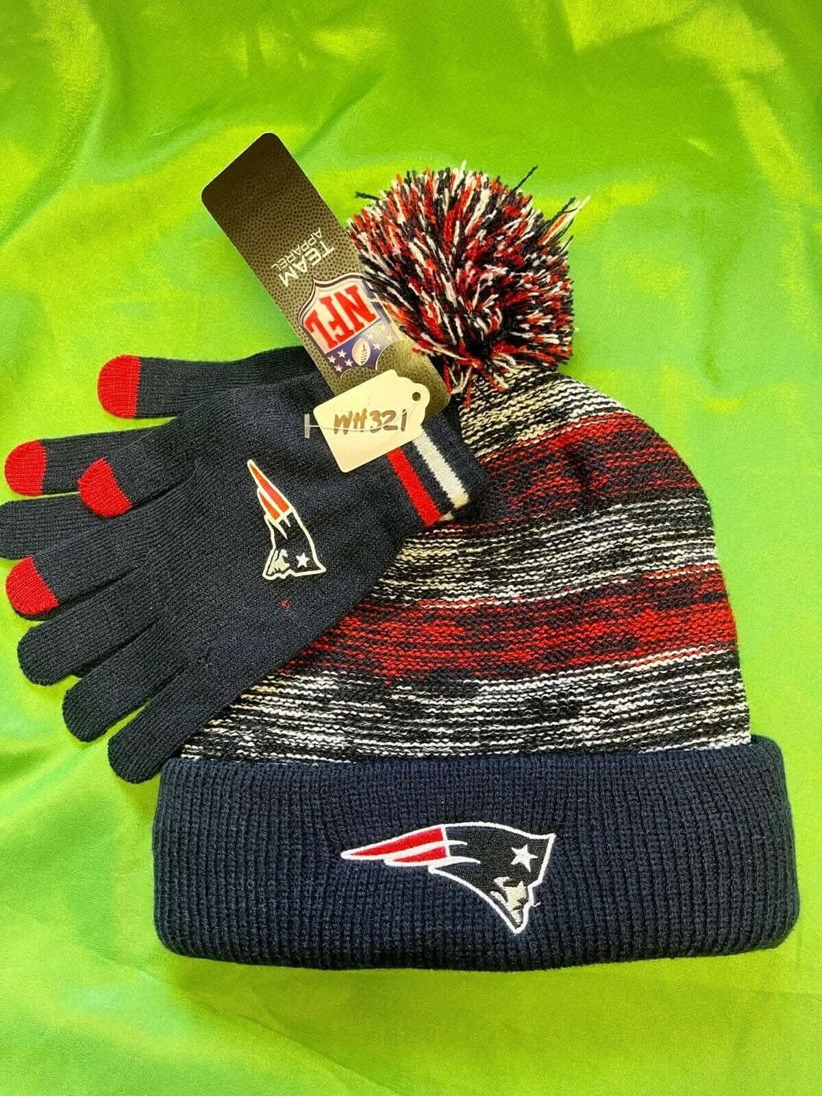 NFL New England Patriots Woolly Bobble Hat & Gloves Set NWT