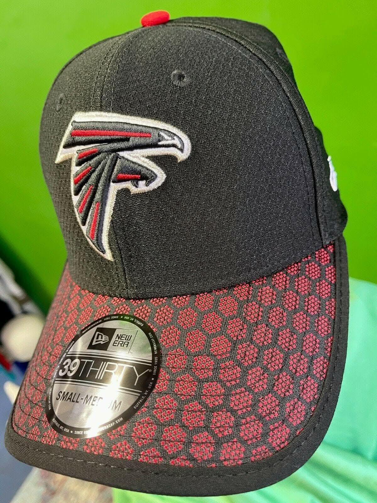 NFL Atlanta Falcons New Era 39THIRTY On Field Cap Hat S-M NWT