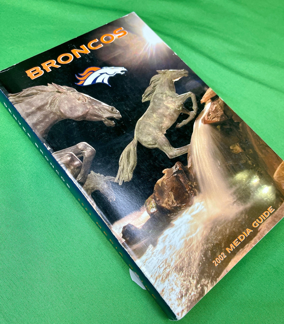 NFL Denver Broncos Vintage 2002 Media Guide Press Book Collectable