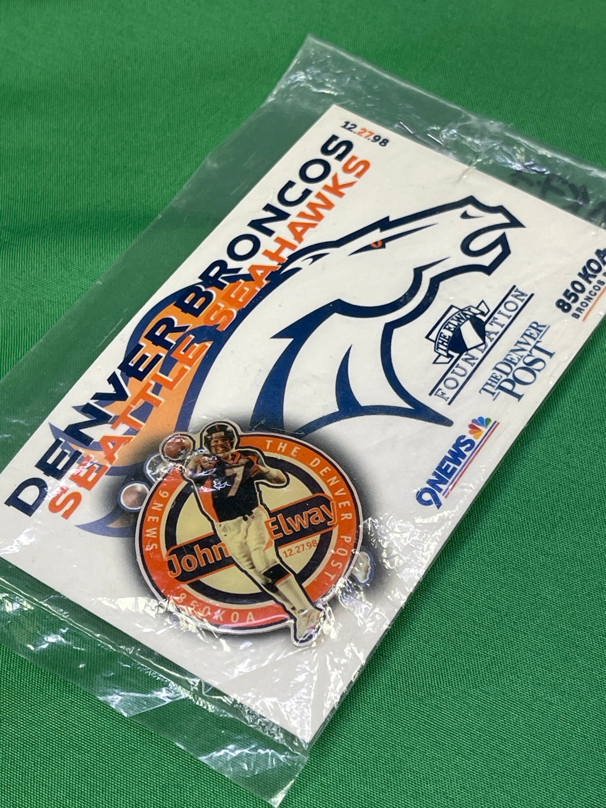 NFL Denver Broncos John Elway #7 Collectable Pin Badge on Card NWT
