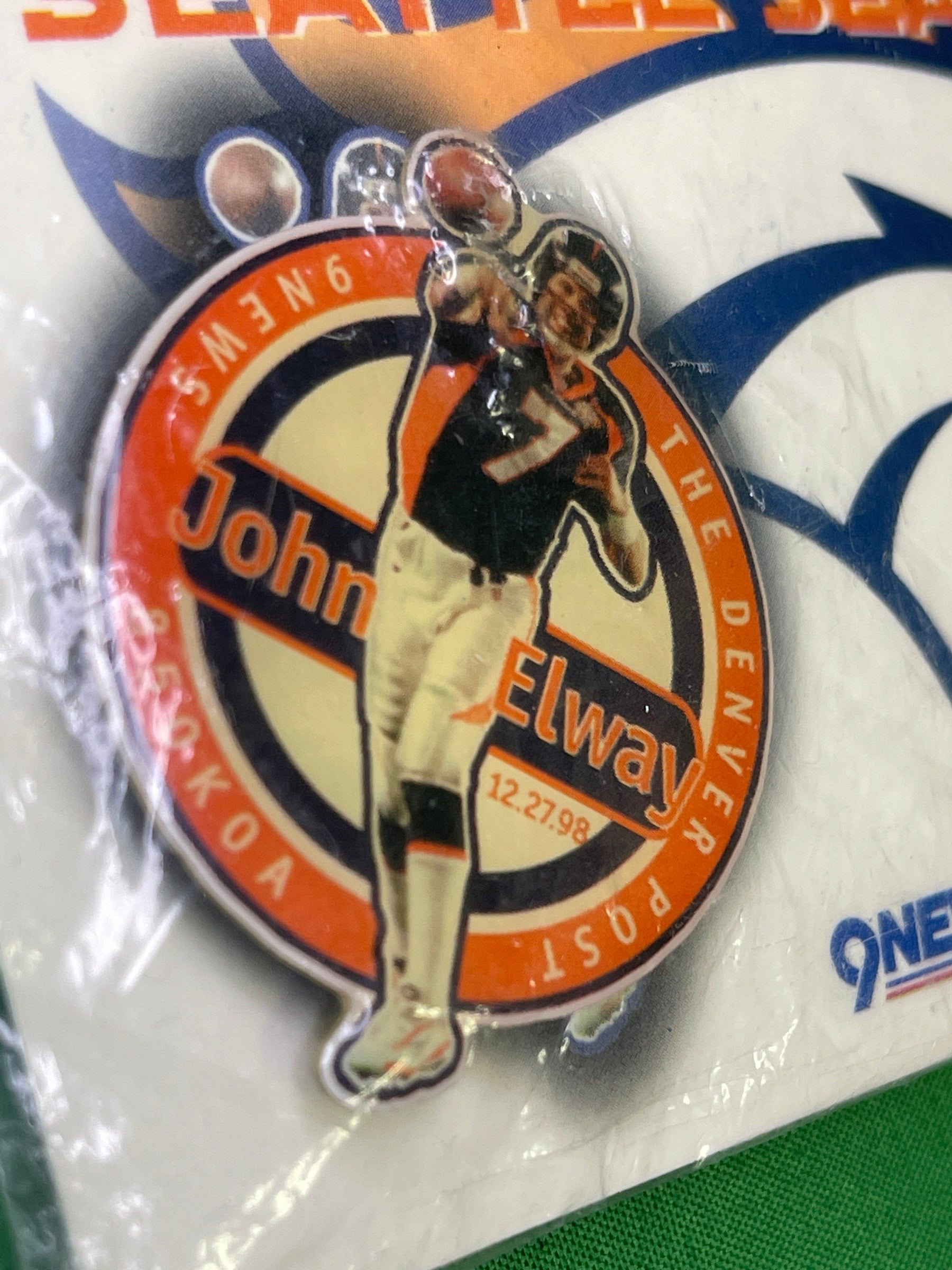 NFL Denver Broncos John Elway #7 Collectable Pin Badge on Card NWT