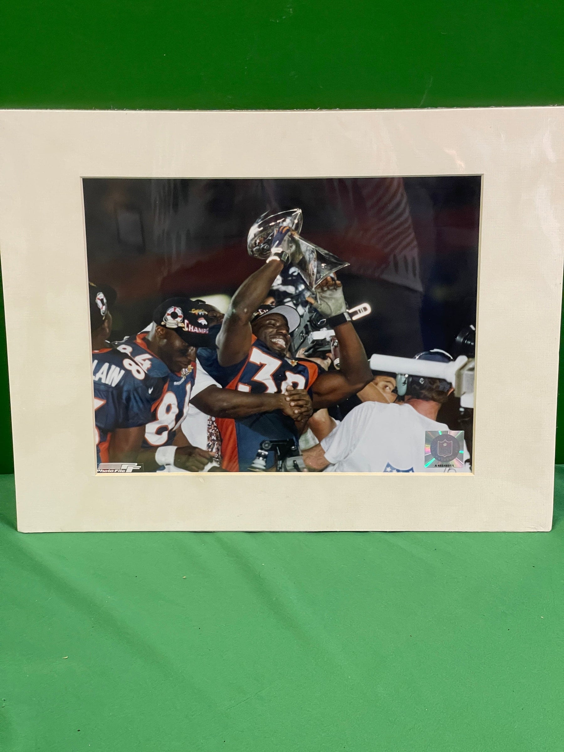 NFL Denver Broncos Super Bowl XXXII Terrell Davis 8x10 Matted Photo NWT