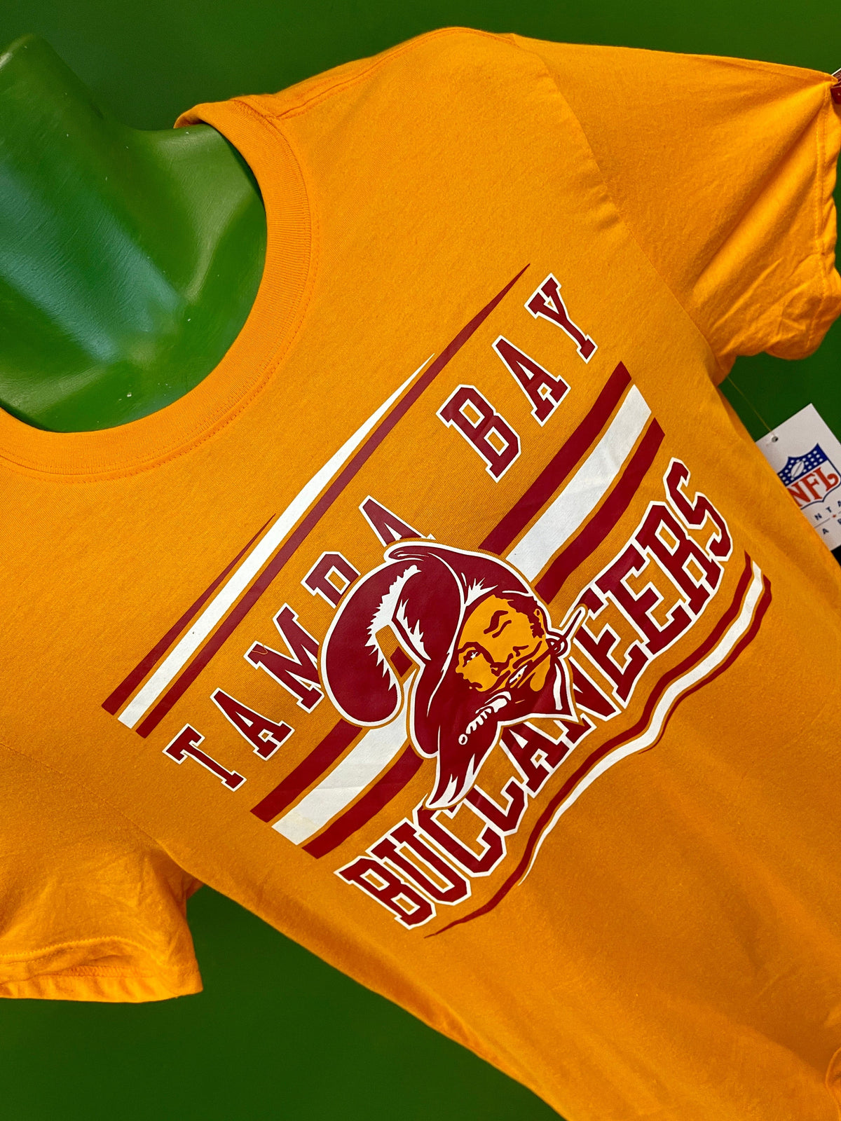 NFL Tampa Bay Buccaneers Vintage-Inspired T-Shirt Men's Medium NWT
