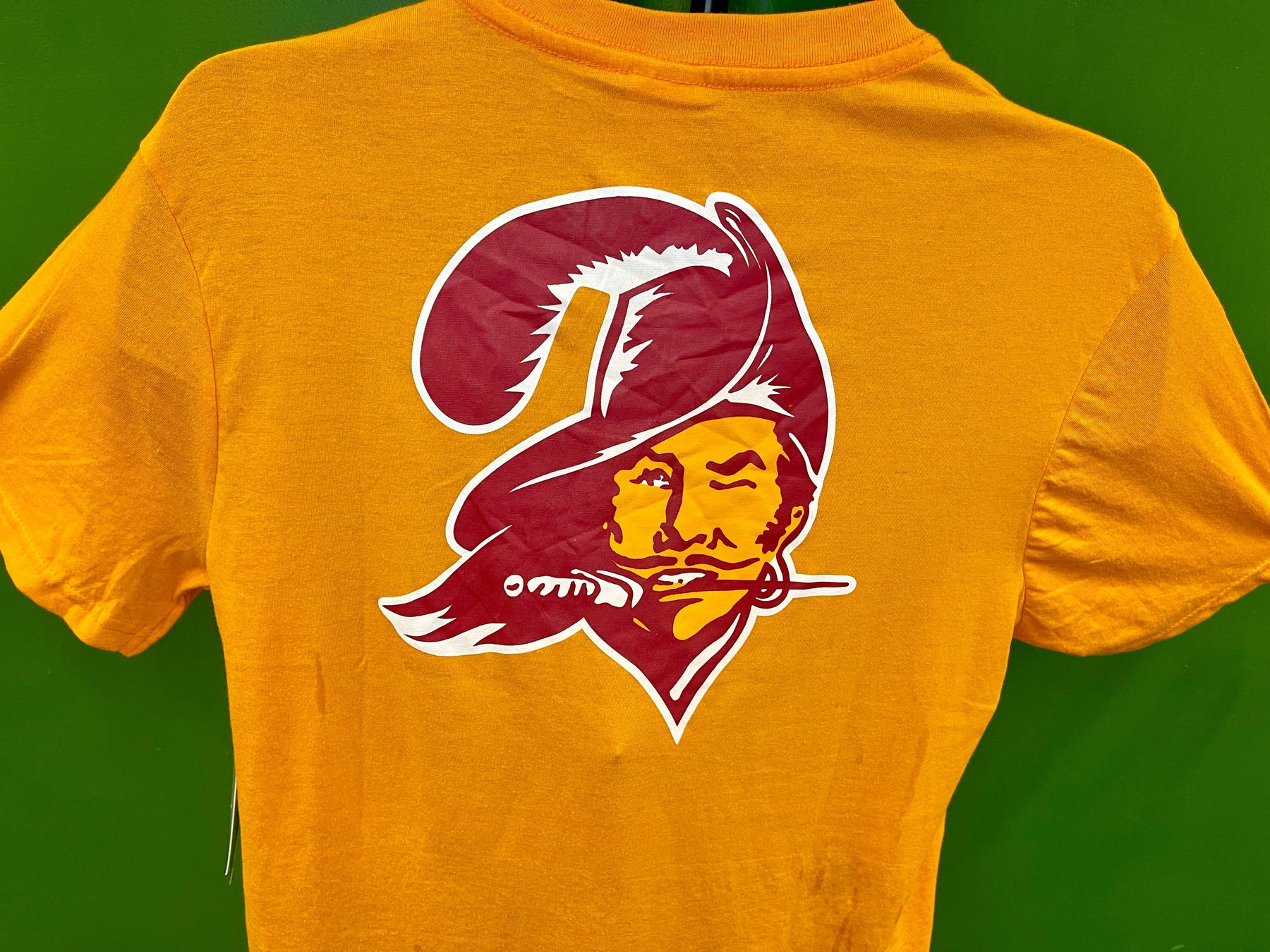 NFL Tampa Bay Buccaneers Vintage-Inspired T-Shirt Men's Medium NWT