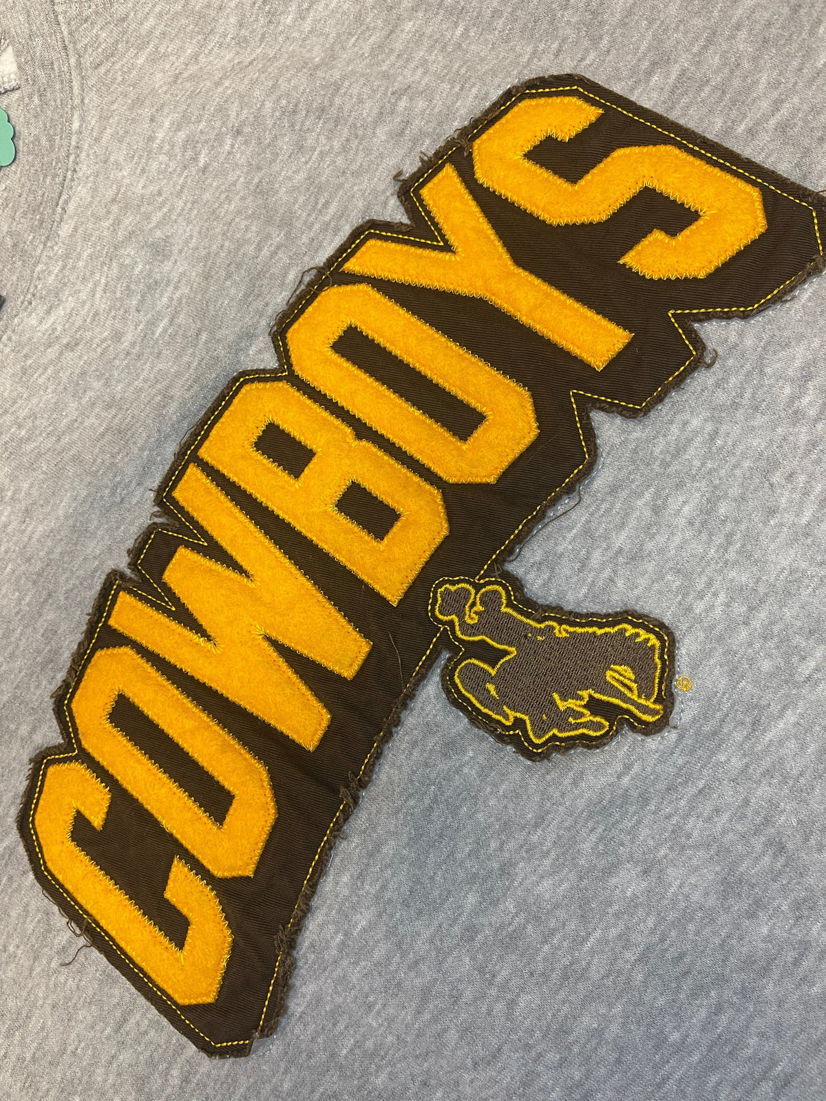 NCAA Wyoming Cowboys Stitched Pullover Sweatshirt Men's X-Large