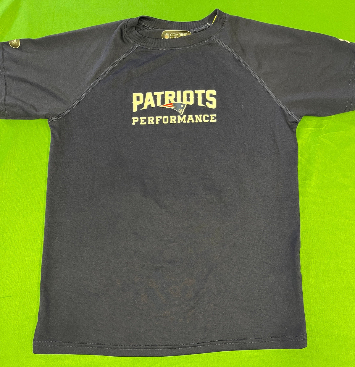 NFL New England Patriots Under Armour Performance T-Shirt Youth Small