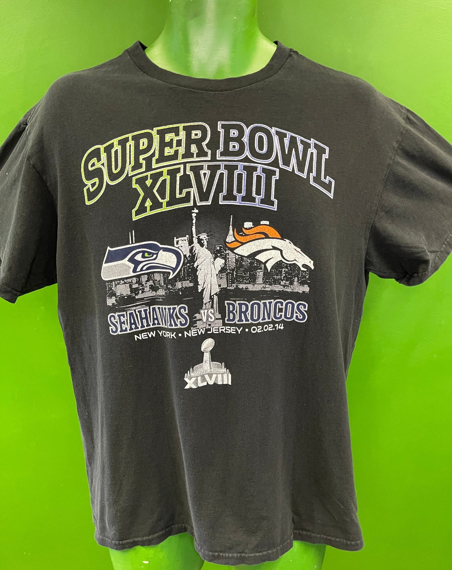 NFL Broncos vs Seahawks Super Bowl XLVIII T-Shirt Men's Large