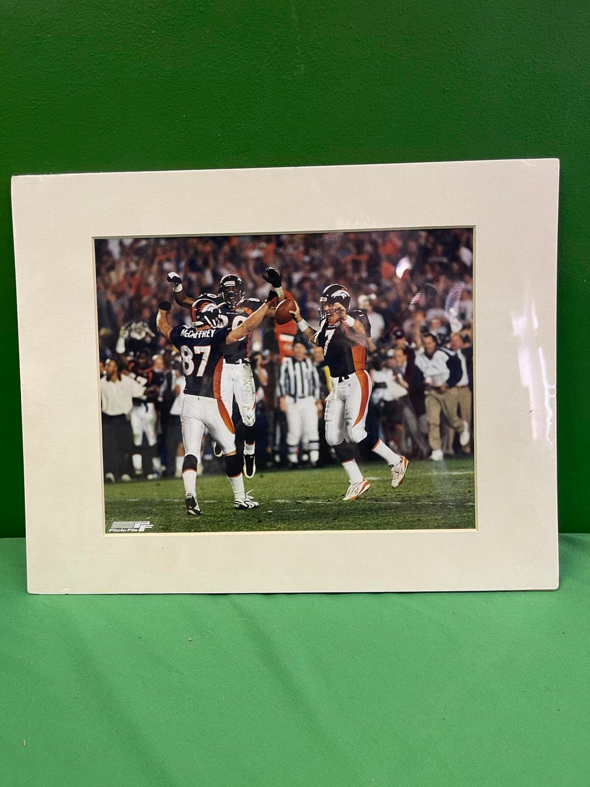 NFL Denver Broncos Super Bowl XXXII Elway Davis McCaffrey Matted 8x10 Photo NWT
