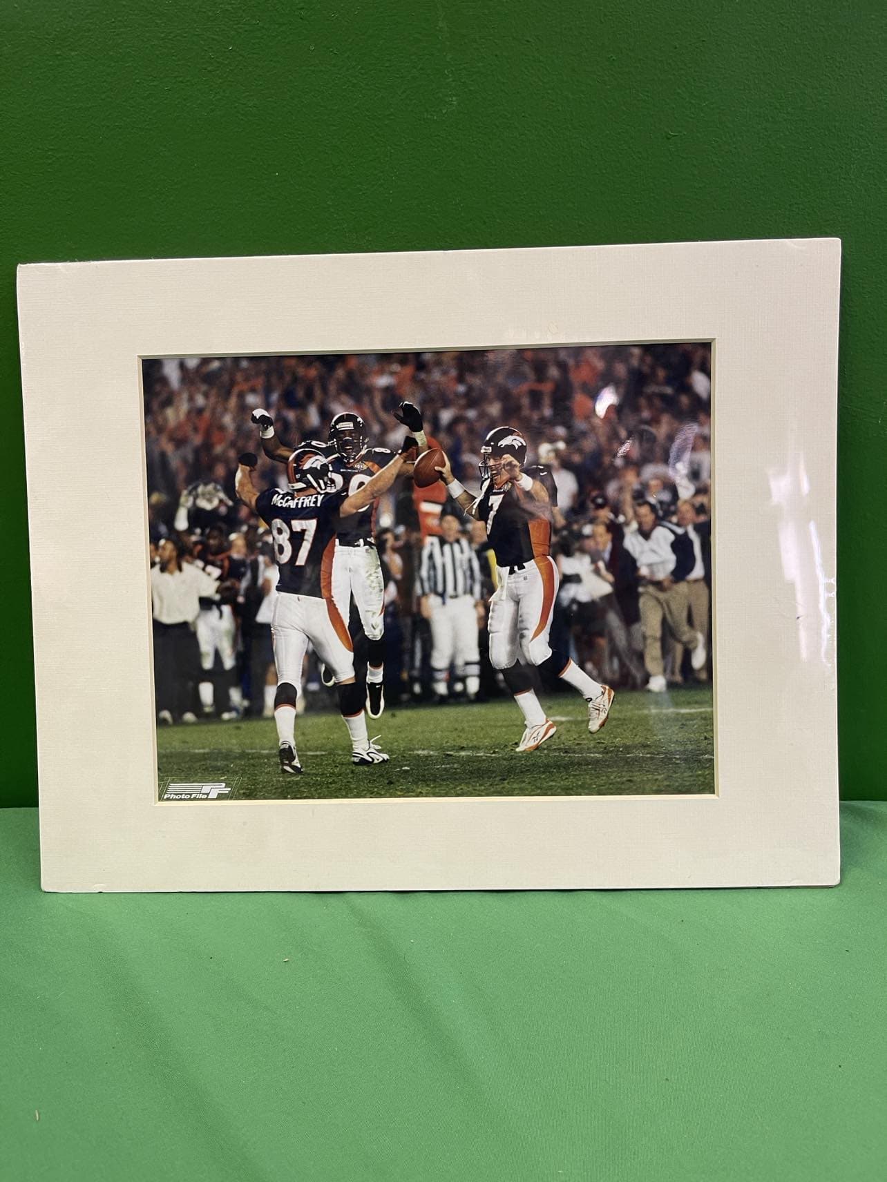 NFL Denver Broncos Super Bowl XXXII Elway Davis McCaffrey Matted 8x10 Photo NWT