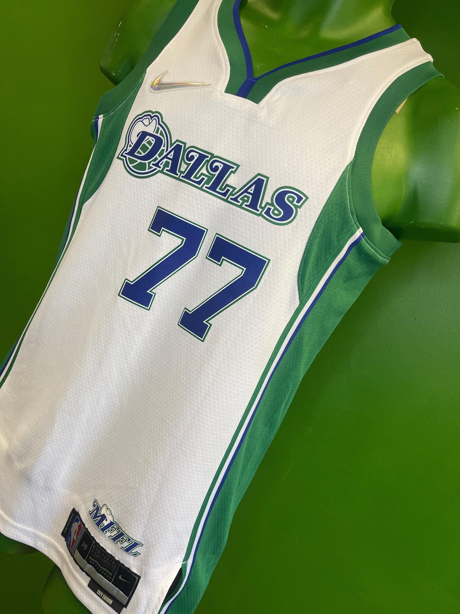 Nike Men's Dallas Mavericks Luka Doncic #77 White Dri-Fit Swingman Jersey, Medium