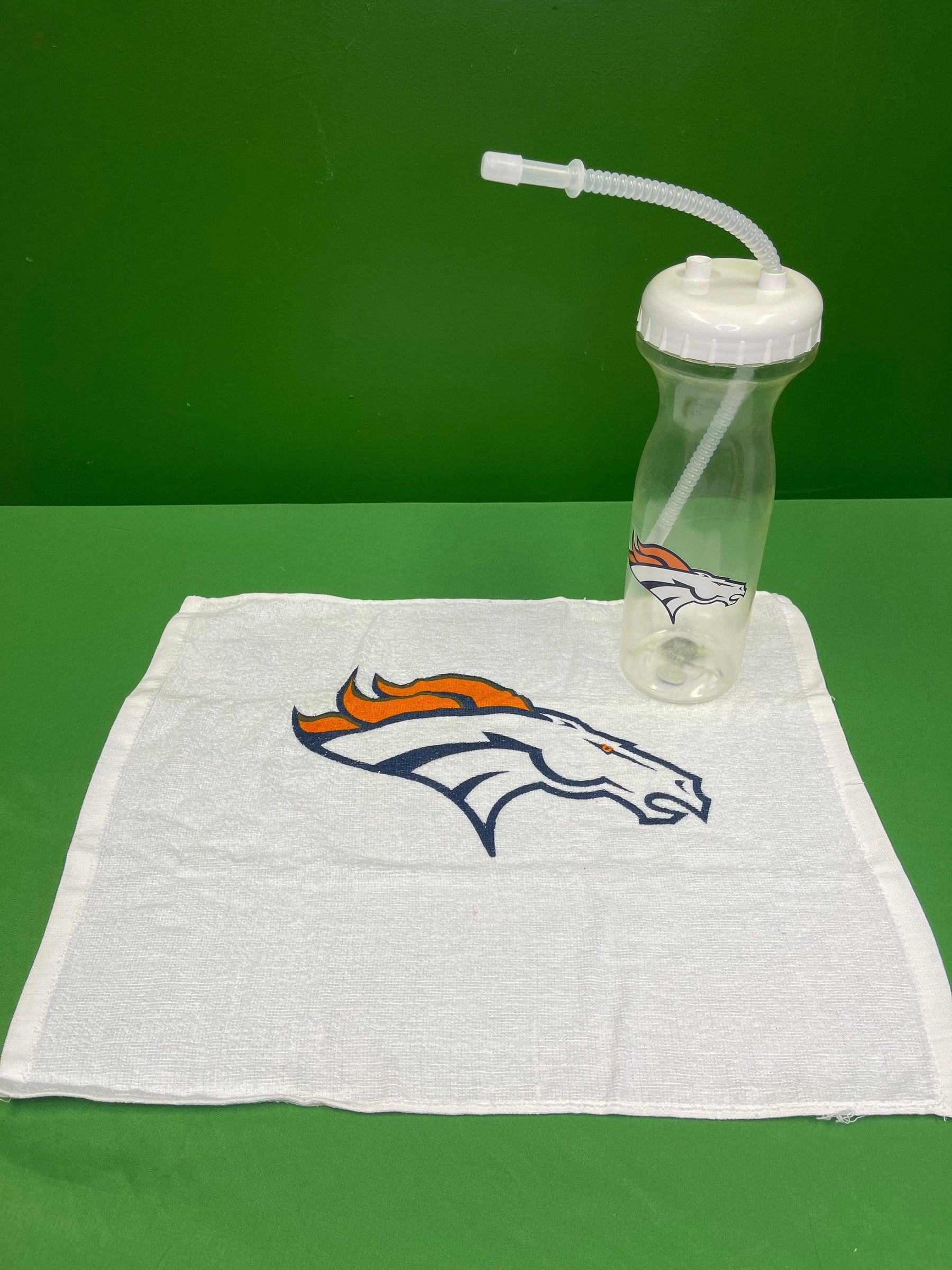 NFL Denver Broncos Plastic 32 oz Water Bottle w/Straw & Towel NWT